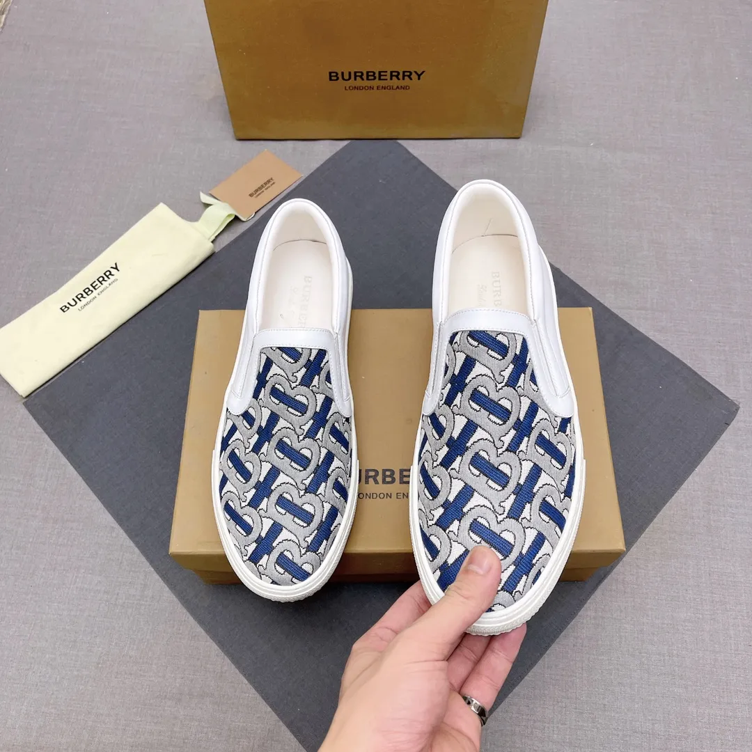 ◾️▫️P360. B's 2023 spring and summer new product, men's classic low-top slip-on sneakers, made of classic retro B's printed canvas material, spliced ​​with layered calfskin, and decorated with a new brand logo. First-layer cowhide lining, embossed Burberry logo on the heel, and original TPU outsole! Size: 38-45 No. 004